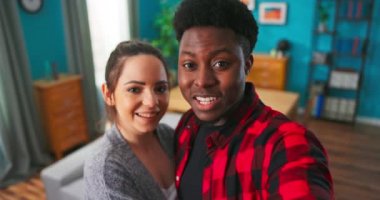 Yeni evli çiftin video kaset çekerken sarılıp kameraya konuştuğu pov.