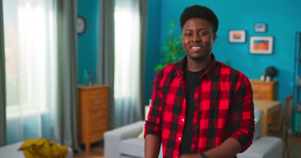 Portret van de succesvolle jonge Afrikaanse tiener die zijn armen kruist en glimlacht. Knap mannetje. — Stockvideo