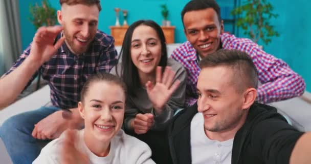 Otthon Sokszínű Baráti társaság csinál Kollektív Video Stream, Guy Lift Kamera. Az emberek mosolyognak., — Stock videók