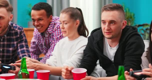 Zblízka hravé rozmanité přátele hraní videoher online a baví se doma — Stock video