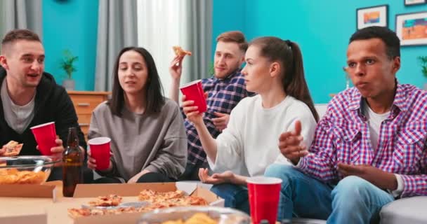 友人の多様なグループの肖像は、ピザのお祝いを配信しています-幸せなビールを飲んで、歓声. — ストック動画