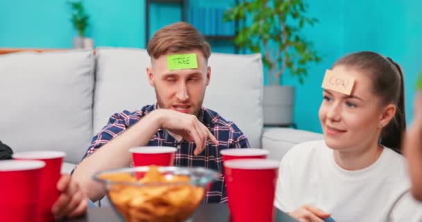 Een groep vrienden hangt rond in de woonkamer. Een jonge Amerikaanse student — Stockvideo