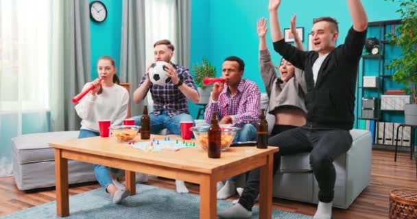 Grupo de amigos multirraciais assistindo jogo esporte na TV em casa e se divertindo. Pessoas — Vídeo de Stock