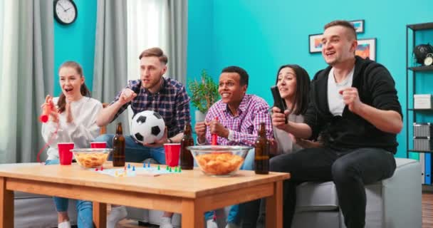Vidám multikulturális sport rajongók és bájos lány éljenzés és sikoltozás hangosan nézi sport játék — Stock videók