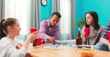 Afro-Amerikan Çocuk zarları atıyor ve özel sahada duruyor. Kazandı.