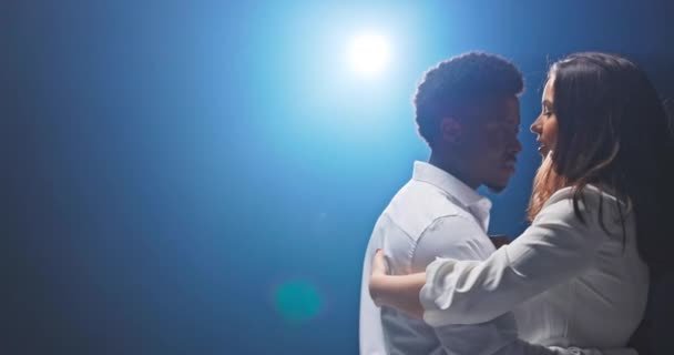 Ett förälskat par dansar en romantisk dans, subtil, nära tillsammans, mörkhyad man klädd — Stockvideo