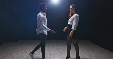 Aşıklar birbirine yaklaşır, odada yalnızdırlar, koyu tenli yakışıklı adam güzel erkekleri davet eder.,