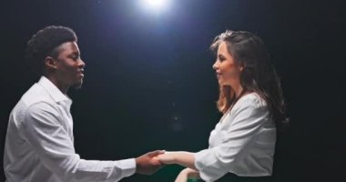 Dans sınıfında dans eden genç çift, tango, vals, yarı karanlıkta romantik dans, karanlık.
