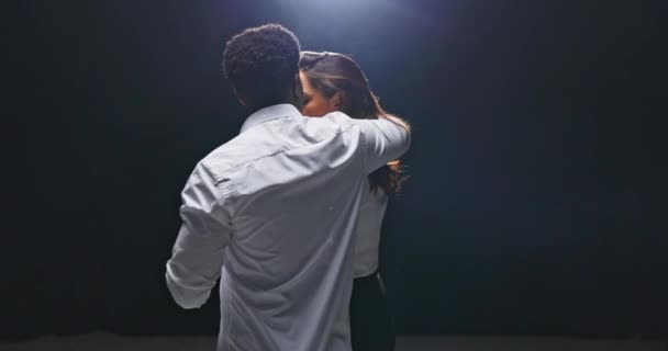 Любящий, эмоциональный бальный танец, двое влюбленных следуют ритму музыки, предаваясь — стоковое видео
