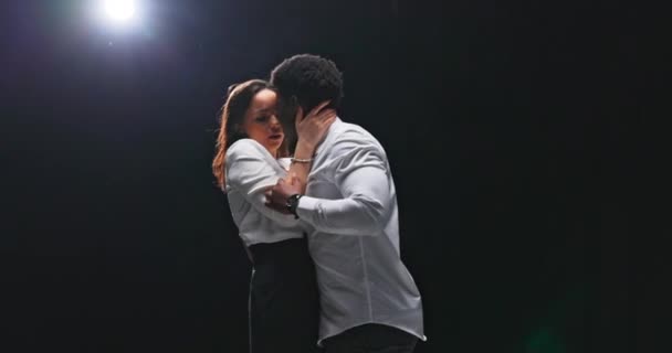 Elegáns pár töltenek időt tánc egyedül jóképű sötét bőrű férfi fehér ing támaszkodik a partnere — Stock videók