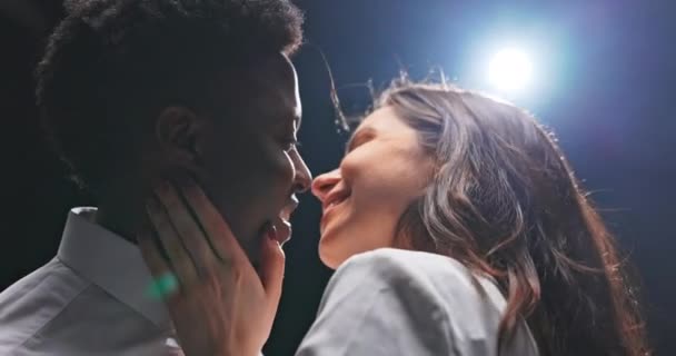 Couple heureux amoureux, jeune femme rit, sourit passer du temps près de son partenaire qui — Video