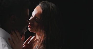 Romantik sahne, öpüşmeden hemen önce, aşk oyunu, alacakaranlıkta duran iki sevgili, çekici bir kadının flörtü.