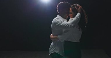 Birbirine aşık çiftlerin şefkatli kucaklaşması, güzel bir esmerin yakın kucaklaşmasının romantik sahnesi.
