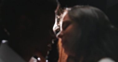Birbirini seven farklı milletler, şefkatli tutkular, kucaklaşmalar, sevilen kadınların yüzleri.,
