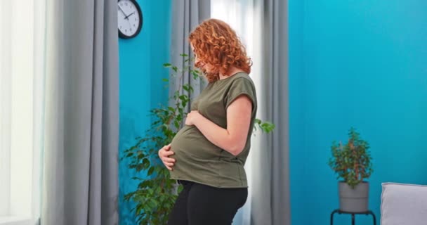 Primer plano en el perfil de las mujeres embarazadas de pie, sala de estar paisaje, ventana y cortinas, chica en — Vídeos de Stock