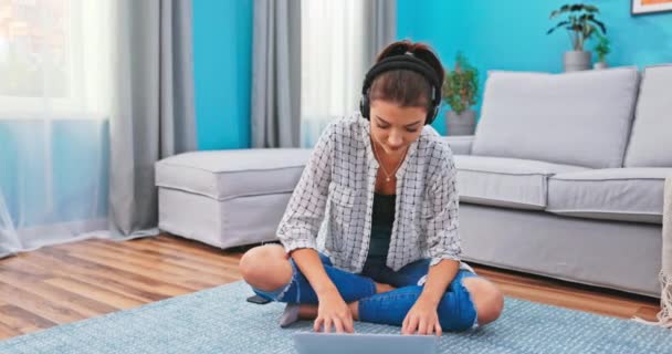 Ambitiös flicka sitter på golvet, heltäckta i vardagsrummet med en bärbar dator. Hon — Stockvideo