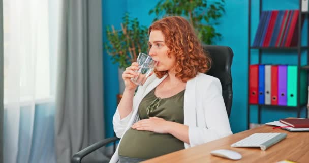 Donne eleganti stanco dopo aver lavorato presso una scrivania di fronte a un monitor del computer, riposa — Video Stock