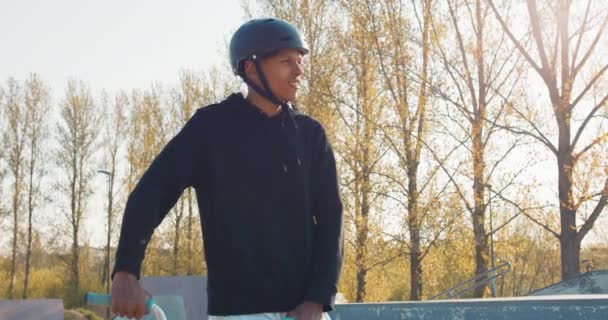 The citys most skilled cyclist walks into park on ramps, teenager dressed in loose clothes — Stock Video