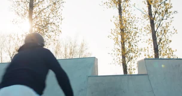 Egy őrült, tehetséges, vakmerő korcsolyázó szabadidőt tölt a rámpán a Skateparkban, felhajtja a BMX-et. — Stock videók