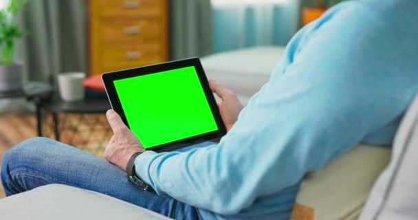Nahaufnahme des digitalen Tablets mit leerem grünem Attrappen Bildschirmdisplay halten durch alte — Stockvideo