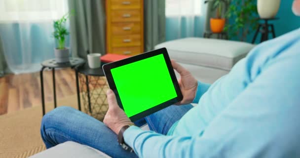 Nahaufnahme des digitalen Tablets mit leerem grünem Attrappen Bildschirmdisplay halten durch alte — Stockvideo