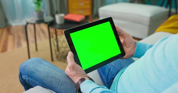 Close up de tablet digital com branco verde simular Tela display hold by old — Vídeo de Stock