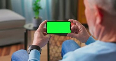 Talep videosu web sitesi konseptiyle dizi izleyen adam. Siteden dijital film yayınlanıyor