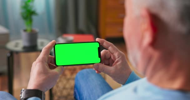 Homem assistindo série com on demand site de vídeo. Fechar o telefone inteligente digital com — Vídeo de Stock