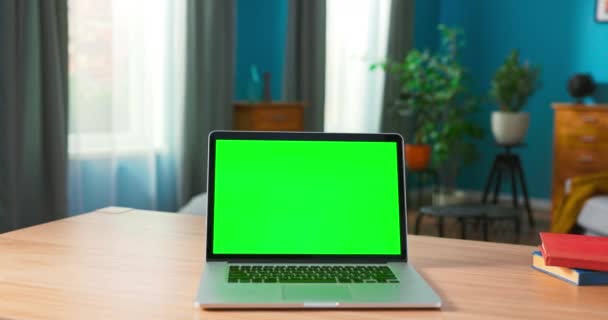 Laptop με Green Mock up Screen σε ένα γραφείο σε ένα άνετο σαλόνι στο — Αρχείο Βίντεο