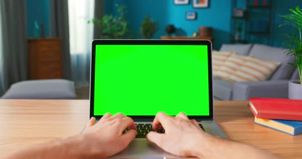 Tiro de mãos masculinas Digitar em um laptop de teclado com tela em branco. Computador pessoal moderno — Vídeo de Stock