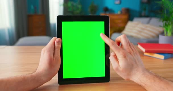 Nahaufnahme des Menschen mit Handgesten auf grünem Bildschirm-Attrappe digitaler Tablet-Computer in der Landschaft — Stockvideo