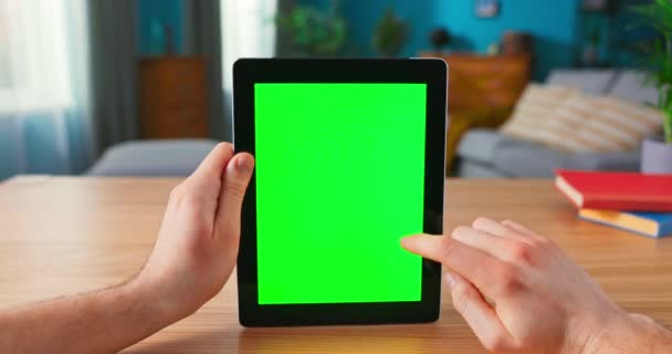 Mann hält und bedient Handgesten auf grünem Mock-up Screen Digital Tablet Computer im Sitzen — Stockvideo