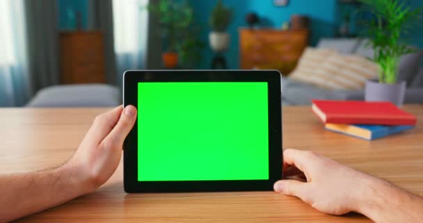 Nahaufnahme des Menschen mit Handgesten auf grünem Bildschirm-Attrappe digitaler Tablet-Computer in der Landschaft — Stockvideo