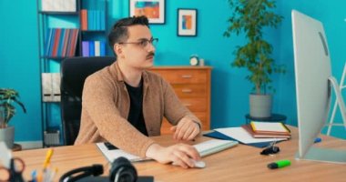 Muhasebe bürosunun muhasebe müdürü mesai saatleri hesap makinesine güvendikten sonra burada kalıyor.