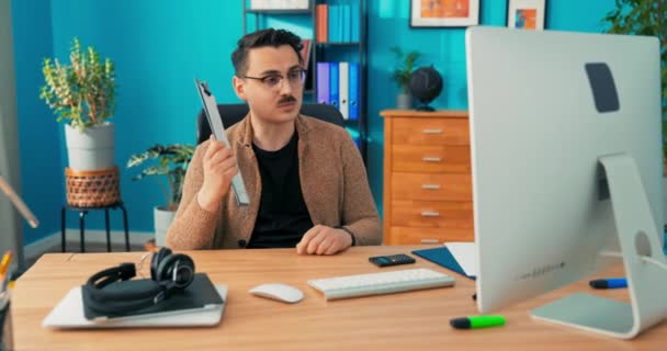 Finance marketing employé comptable avec des lunettes parle de bureau à patron via webcam vidéo internet — Video