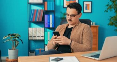 Ofiste çalışan bir adam görevine ara verir, yerine geri döner.