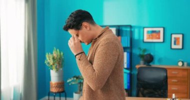 Depresyonda, mutsuz, düşünceli, endişeli bir çalışan şirket ofisinde dolaşıp,