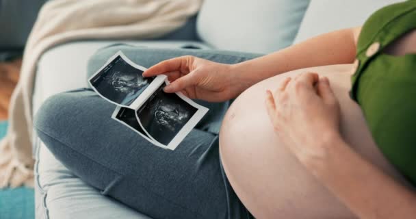 Snímek shora s výhledem na těhotnou dívku sedí pohodlně na pohovce, na sobě tepláky a — Stock video