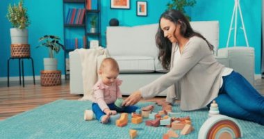 Şefkatli, güzel kadınlar boş zamanlarını halıda çocukla geçirirler, oyuncaklar etrafa saçılmıştır.,