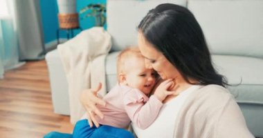 Uzun saçlı güzel bir kadın, etkileyici, blogger kayıt videosu, küçük tatlı kızıyla video bloğu