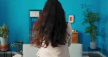 Şefkatli bir anne sevgili kızını kollarına alır, kendi ekseni etrafında döner, güler.,