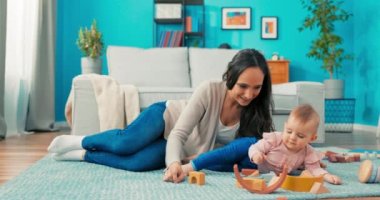 Tam zamanlı bir annenin hayatında bir gün, işten sonra yorgun güzel bir kadın.