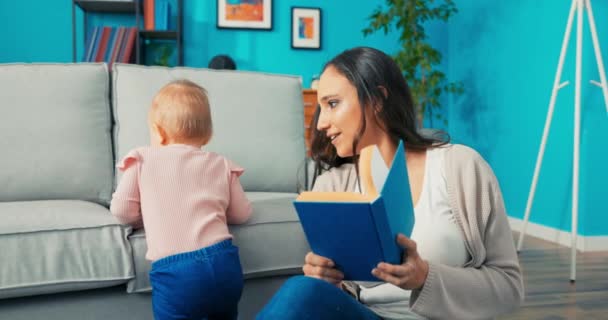 Stanca dopo il lavoro, la donna si prende cura del bambino, vuole mettere a letto la figlia, vuole — Video Stock