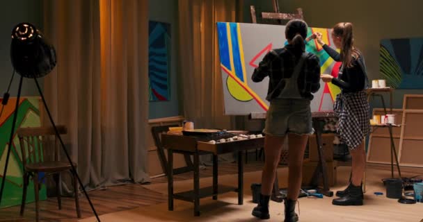 Talentierte Frauen, Künstler, Maler, abends im Atelier malen Bild, Meisterwerk auf Leinwand, halten — Stockvideo
