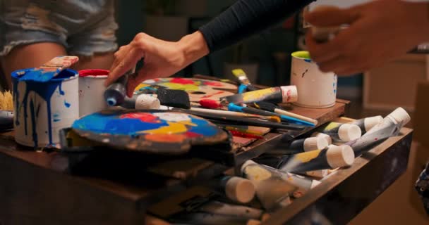 Cajón de artistas, pintor con pinturas dispersas y desorganizadas en tubo, pinceles sin lavar, artistas metidos — Vídeo de stock