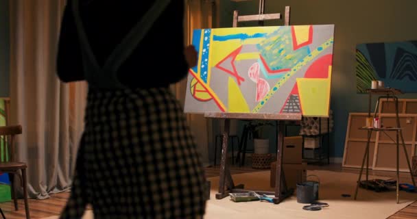 Profesionální malíři pořádají výstavu obrazů v ateliéru výtvarného umění, přistupují k uměleckému dílu — Stock video