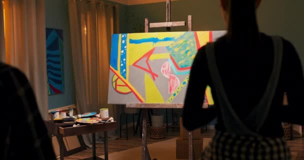 Szakmai festők tartanak kiállítást festmények egy művészeti stúdióban, megközelítés műalkotás — Stock videók