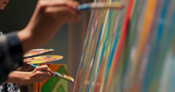 Samen schilderen, een schilderij maken op een doek op een ezel, vrouwen nemen rood — Stockvideo