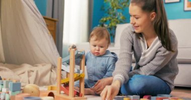 Şefkatli, sevgi dolu bir anne tek çocuğuna zaman ayırır.