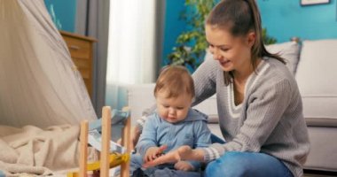 Şefkatli, sevgi dolu bir anne tek çocuğuna zaman ayırır.